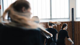 Schüler in der Turnhalle beim Tanz