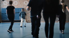Schüler in der Turnhalle beim Tanz