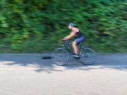 Ein Fahrradfahrer in voller Fahrt