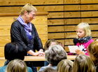 Keine Angst vor großen Tieren: Dana aus der 6. Klasse im Interview mit Ministerin Anke Spoorendonk