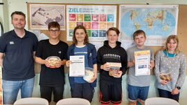 Die erfolgreichen Schülerinnen und Schüler mit ihren Urkunden