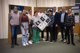 Die Gruppe der Schüler mit Frau von Gebe in der Stadtbücherei