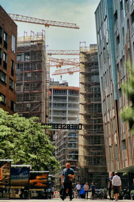 Ein Blick auf eine Häuserschlucht in der Hamburger Hafencity