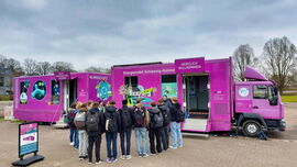 Auf dem Platz Malzmüller Wiesen steht das pinkfarbende Energiemobil, ein großer Truck.