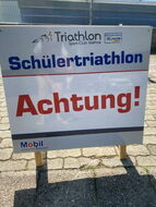 Ein Schild der Veranstalter: "Achtung Schülertriathlon!"